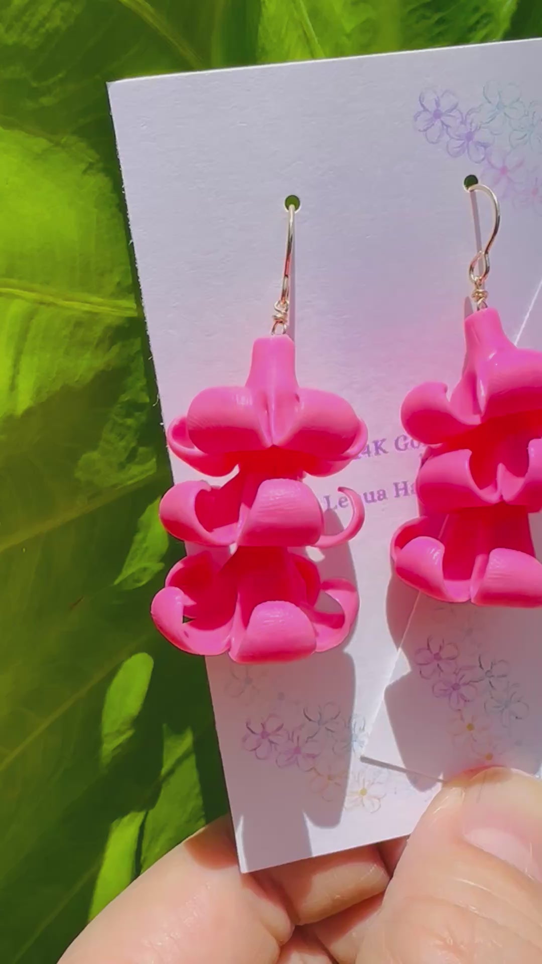 Load video: Puakenikeni Earrings(White/Baby Pink)